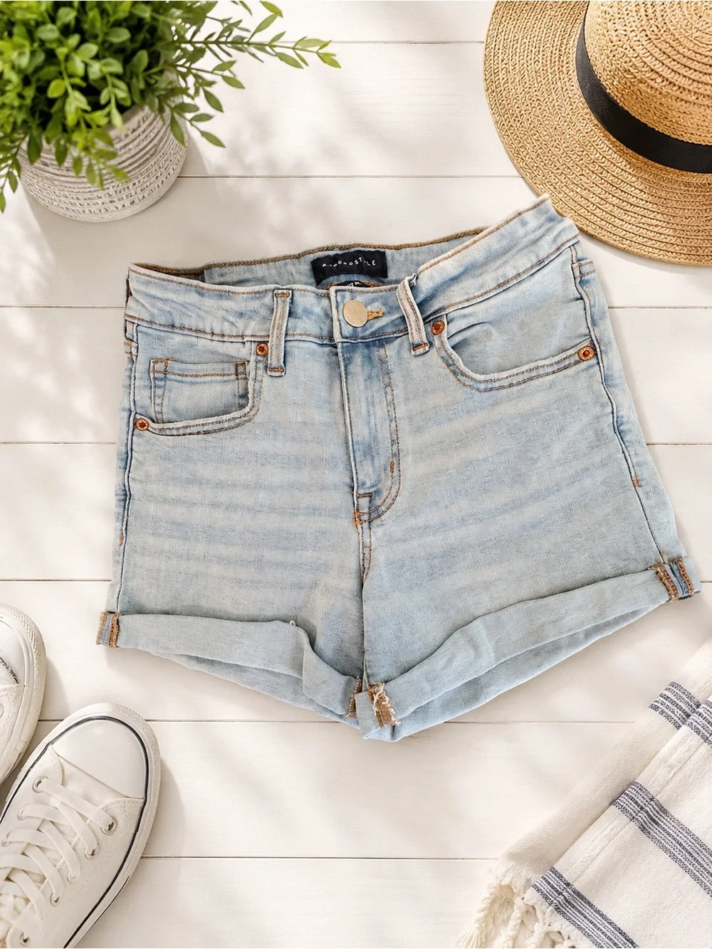 Aéropostale Women’s Size 4 High-Rise Light Wash Denim Midi Shorts Cuffed Hem